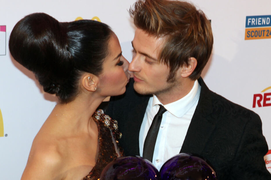 Die Schauspieler Jörn Schlönvoigt und Sila Sahin halten am 26.10.2012 in Berlin ihre Soap Awards 2012. (Archivbild)