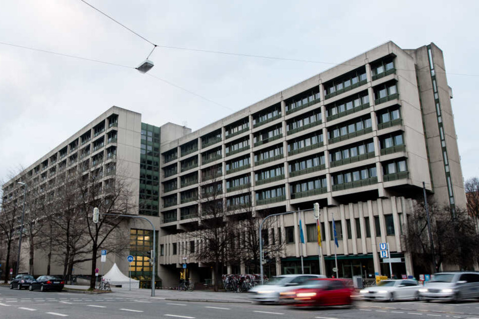 Vor dem Münchner Oberlandesgericht muss sich eine 27-Jährige wegen Mord durch Unterlassen verantworten.