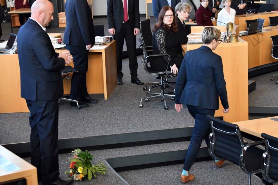 Anstatt Thomas Kemmerich zu gratulieren, hatte die Linken-Politikerin ihm den Blumenstrauß vor die Füße geworfen.
