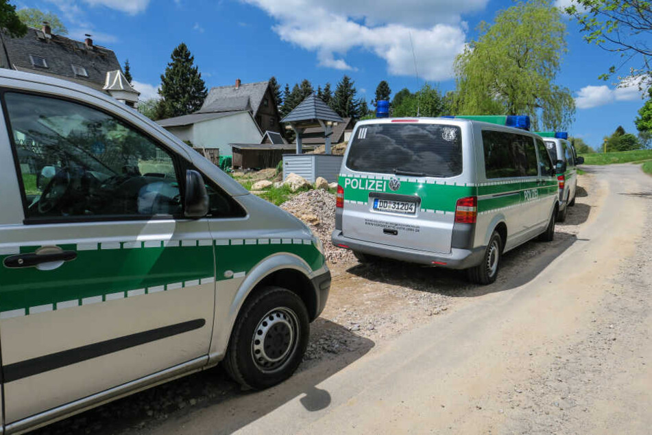 Zahlreiche Einsatzwagen am Grundstück, auf dem die Razzia stattfand.