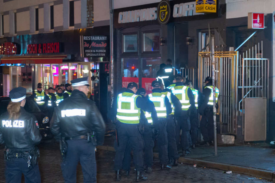 Beamte der Bundespolizei vor dem Champions Coffee.