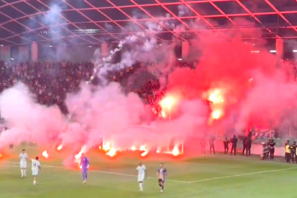 Die mitgereisten Rijeka-Fans sorgten mit ihren Fackeln für eine Spielunterbrechung.