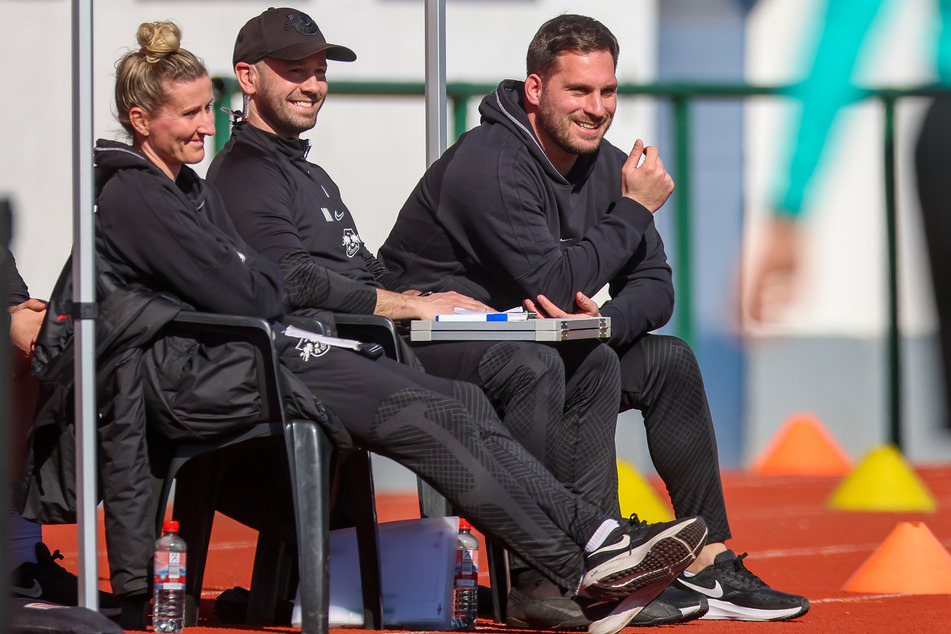 Leipzigs Trainer Saban Uzun (36, r.) sitzt mit den Co-Trainern Anja Mittag (38) und Marius Nowoisky auf der Bank.