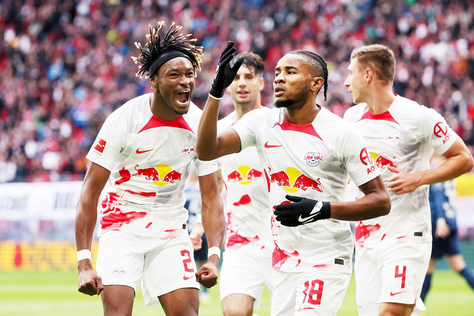 Leipzigs auch in dieser Saison erfolgreichster Angreifer (2.v.r.) traf im achten Bundesligaspiel zum fünften, später noch zum sechsten Mal.