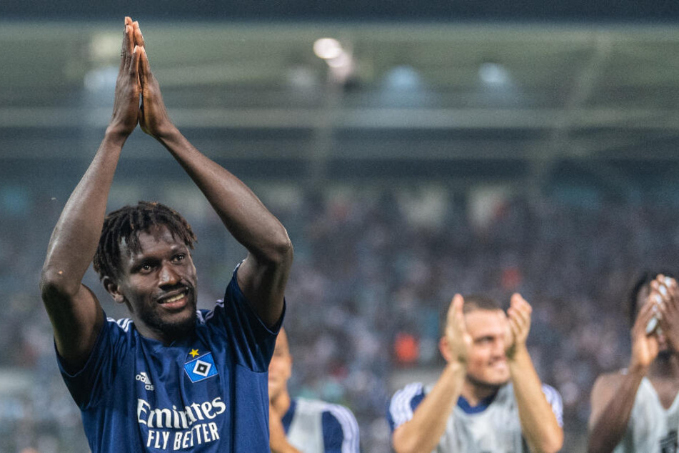 Bakery Jatta bedankte sich nach Spielende für die Unterstützung bei den Fans.