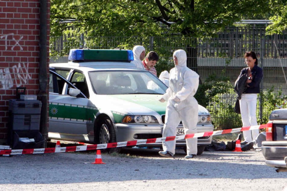 Heilbronn im April 2007: Beamte der Spurensicherung arbeiten am Tatort, an dem die Polizistin Michèle Kiesewetter getötet wurde.