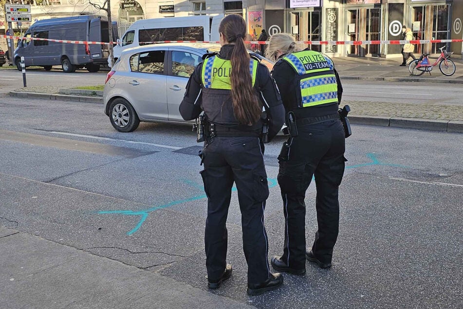 In Hamburg ist am heutigen Samstag eine Frau (60) von einem Auto erfasst und schwer verletzt worden.