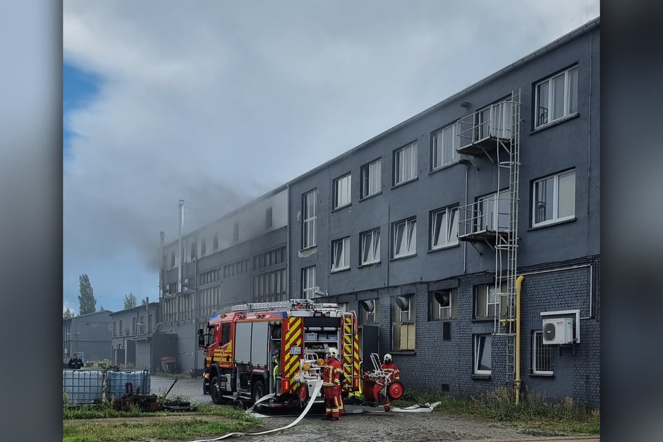 In Dessau brannte es am Dienstag auf dem Gelände einer Firma.