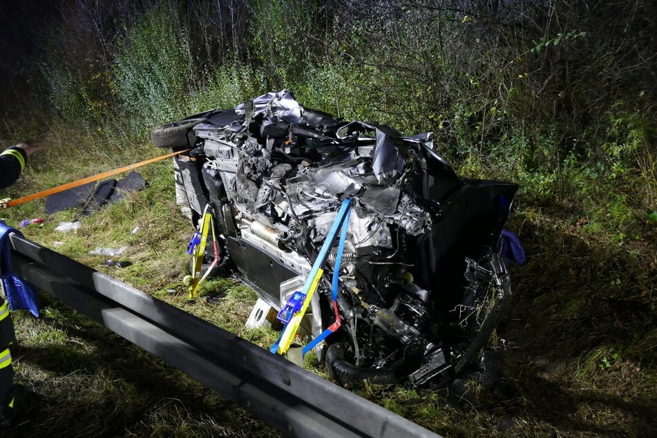 Glücklicherweise konnte die 65-jährige Autofahrerin lebend aus diesem Wrack gerettet werden.