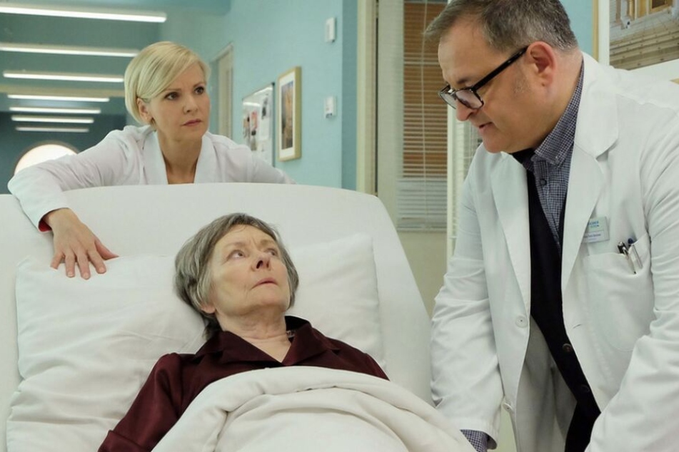 Seine Mutter Luise (Mitte) hat einen Tumor im Magen-Darm-Trakt. Für den Assistenzarzt bricht eine Welt zusammen.