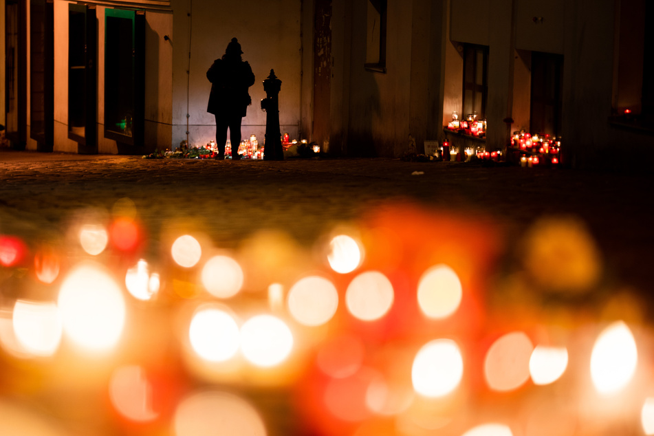 Kerzen sind am Tatort in der Seitenstettengasse in der Wiener Innenstadt zu sehen. Bei dem Anschlag mit vier Todesopfern am Montagabend, den 2. November, hat der Täter nach Erkenntnissen der Sicherheitsbehörden allein gehandelt.