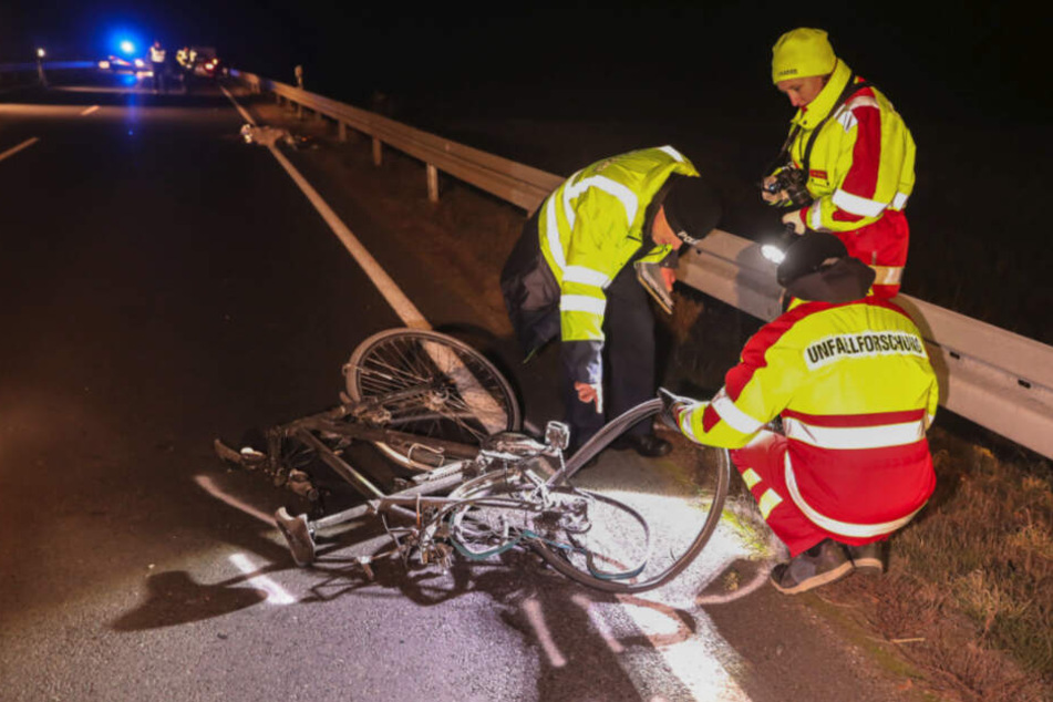 Experten untersuchten noch am Unfallort das völlig demolierte Fahrrad des verunglückten Amtsleiters.