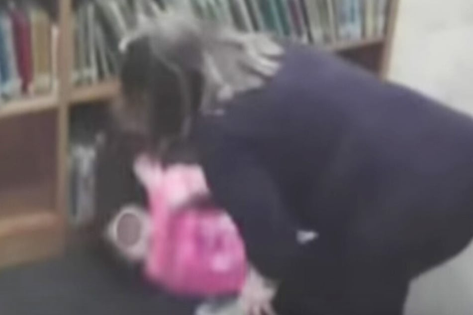 Auf den Videoaufnahmen ist zu sehen, wie die Lehrerin das Mädchen aus dem Bücherregal zerrt.
