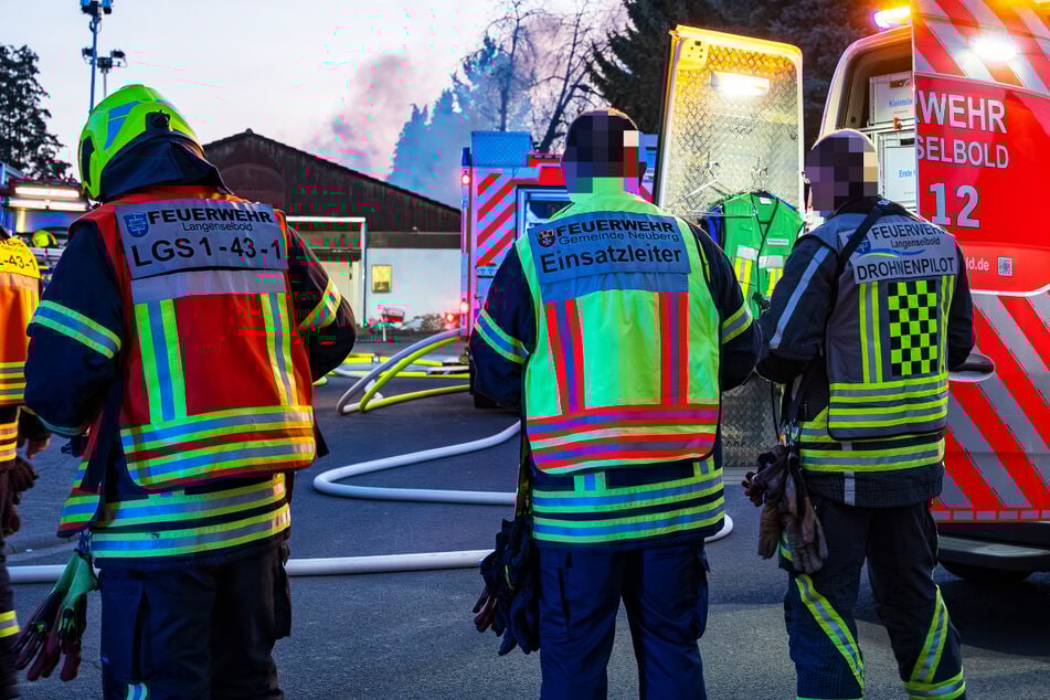 Rund 60 Einsatzkräfte der Feuerwehr rückten aus, um den Brand einer Lagerhalle in Neuberg-Ravolzhausen zu bekämpfen.