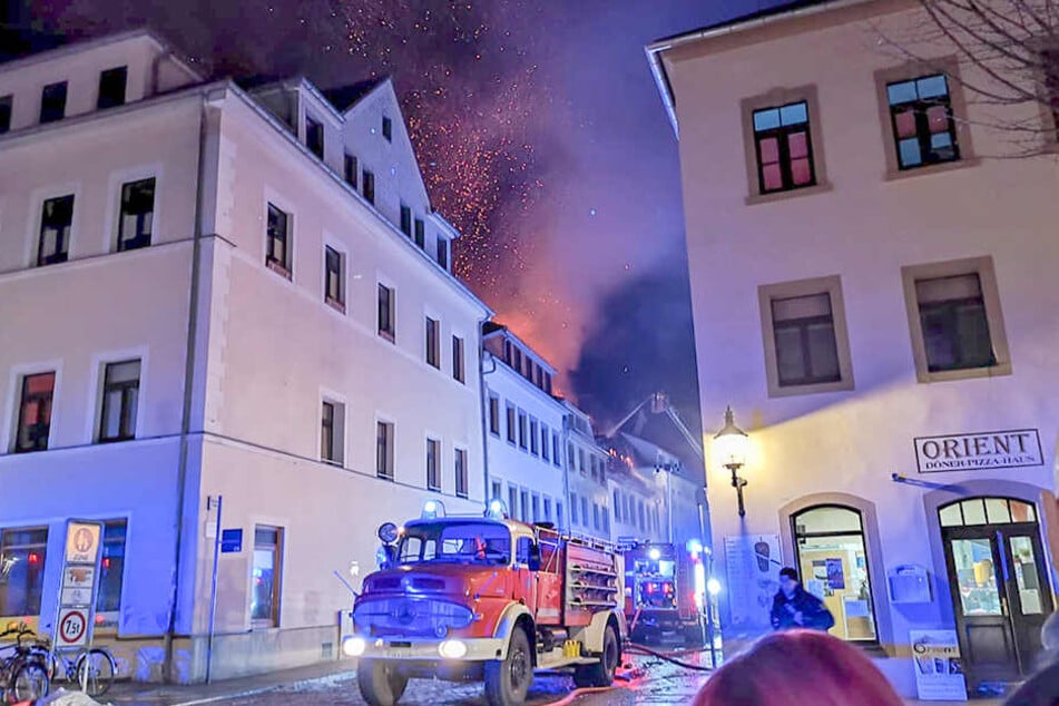 Die Flammen lodern meterhoch in den Freiberger Nachthimmel.