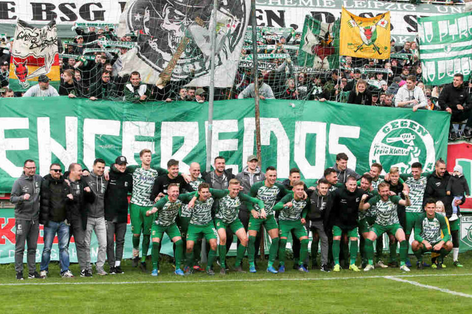 Das grün-weiße Erinnerungsfoto vorm Fanblock durfte auch nicht fehlen.