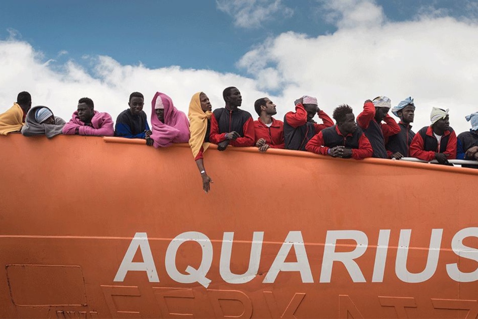 Die "C-Star“ traf am Samstag rund 20 Seemeilen vor Libyen ein und verfolgte dort die "Aquarius". Dies berichtete ein Reporter der Nachrichtenagentur AFP an Bord der "Aquarius".