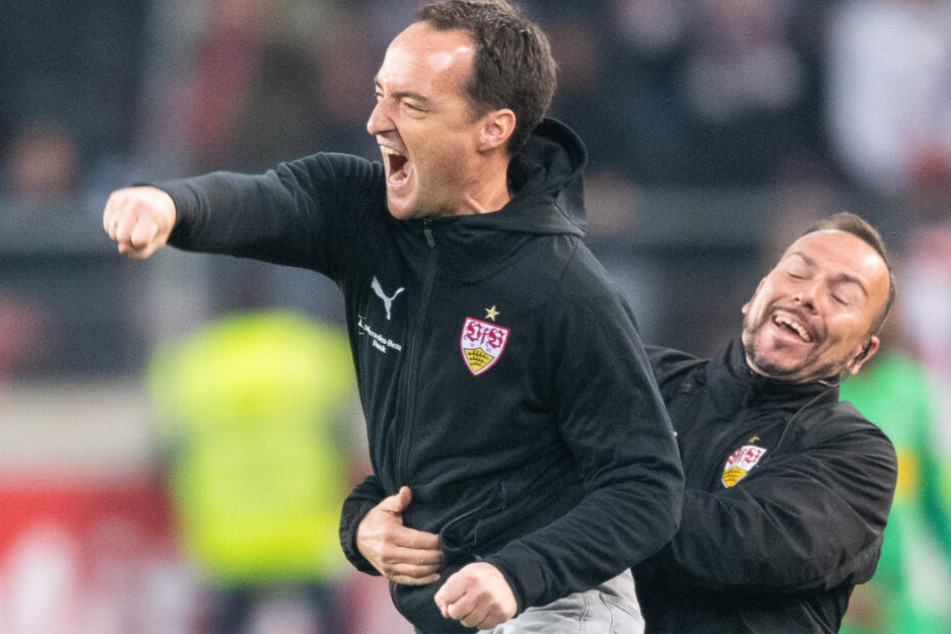 Nico Willig (links im Bild) trainiert die U19 des VfB Stuttgart und sprang in der vergangenen Saison als Interimstrainer bei den Profis ein.
