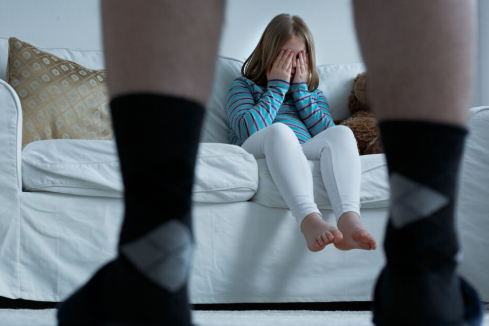 Der Mann forderte Mütter auf, sich sexuell an ihren Kindern zu vergehen. (Symbolbild)