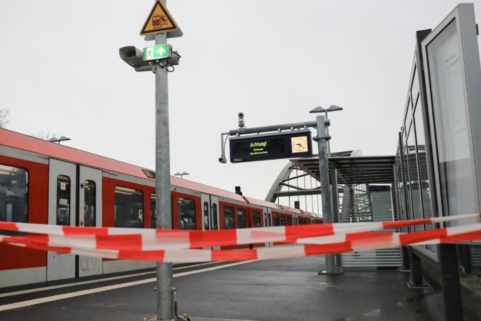 Die Strecke musste zunächst gesperrt werden. (Symbolbild)