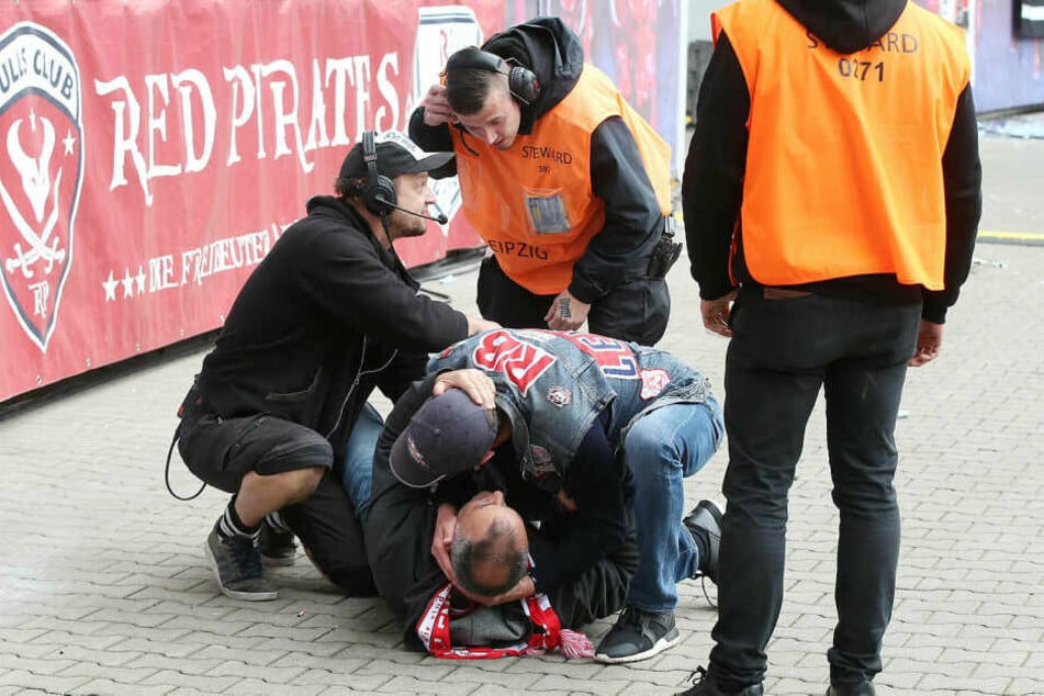 Am Samstag war der Anhänger von einer Tribüne in den Innenraum gesprungen, wollte ein Foto mit RB-Coach Ralf Rangnick. Dabei verletzte er sich am Knöchel.