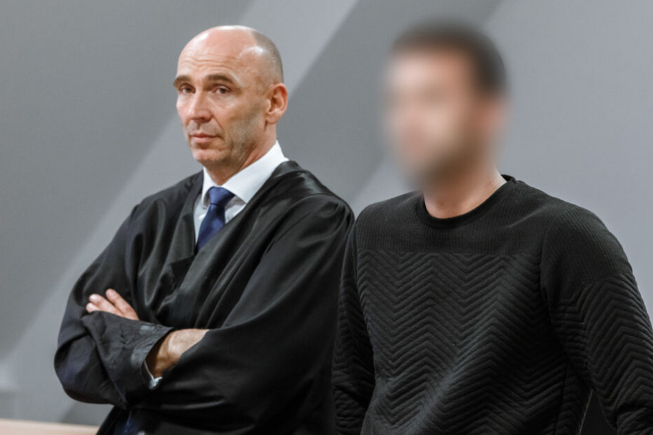 Der Angeklagte (rechts) steht in einem Gerichtssaal des Landgerichts neben seinem Anwalt Christian Schumacher.