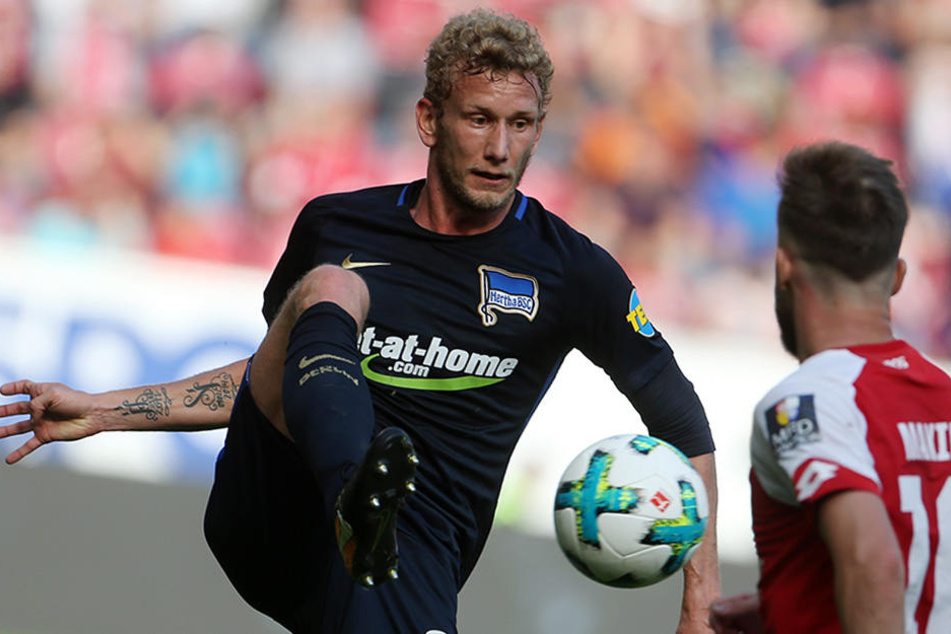 Der Berliner Fabian Lustenberger (l) und der Mainzer Alexandru Maxim kämpfen um den Ball.