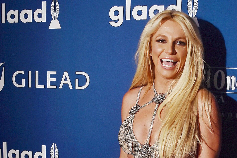 Britney Spears ignites romance rumors with mystery man