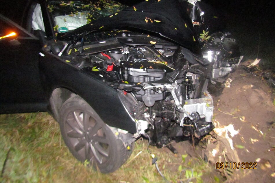 Audi mit Totalschaden: 19-Jähriger weicht Reh aus und landet im Straßengraben