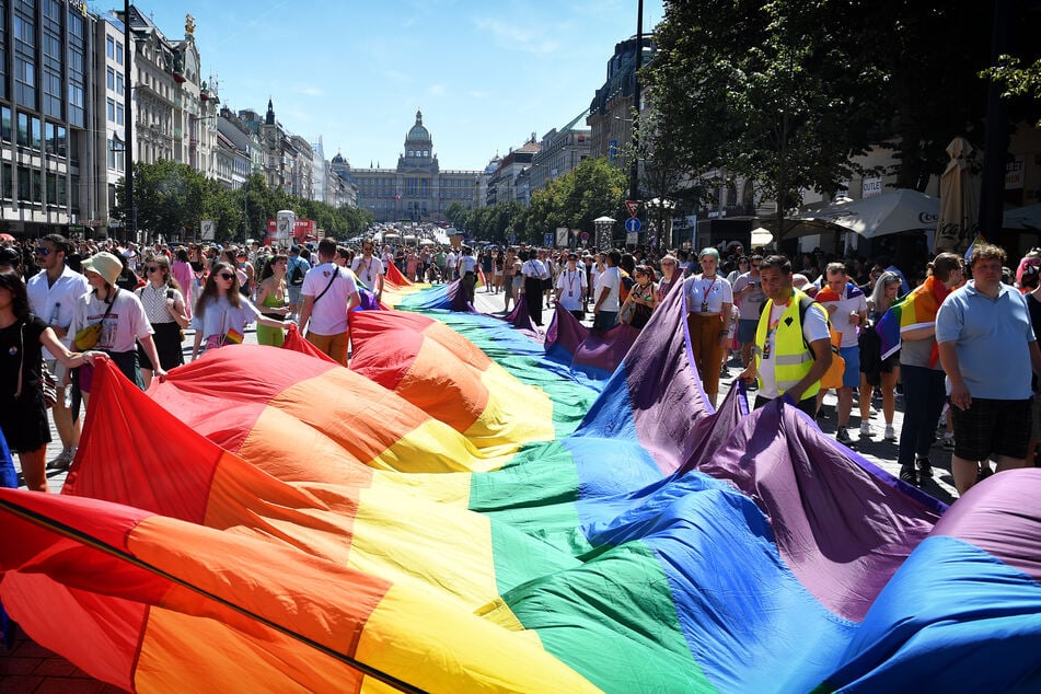 Der Pride Month ist ein weltweiter Gedenkmonat für Lesben, Schwule, Bisexuelle und Transgender-Menschen.