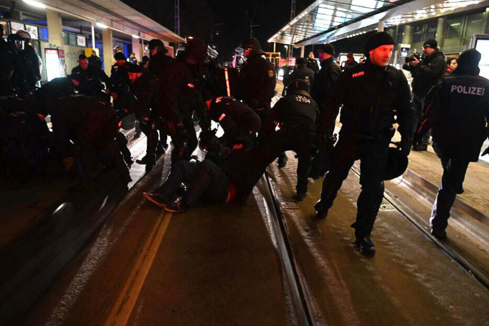 Polizisten unterbinden Blockadeversuche.