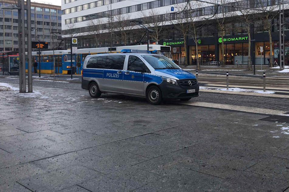 Die Polizei ist bei dem Unfall ebenfalls vor Ort.