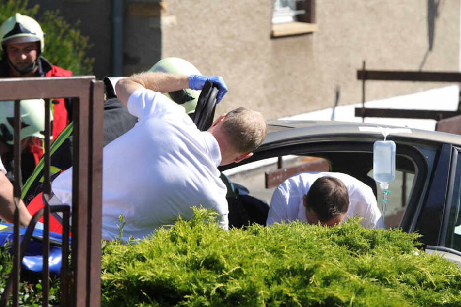 Rettungskräfte eilten dem Mann zu Hilfe.