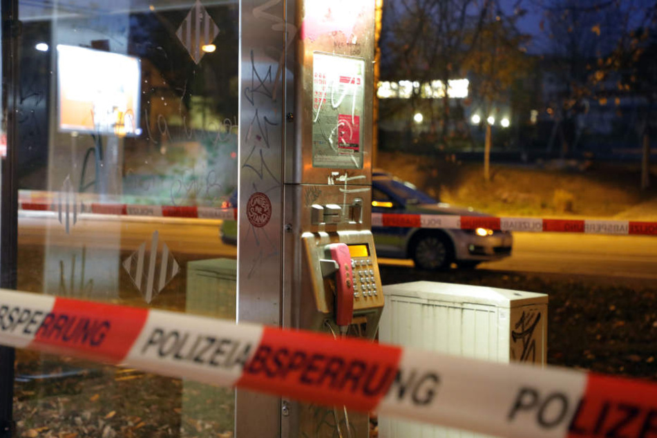 Von dieser Telefonzelle aus soll der Unbekannte bei der Polizei angerufen und mit der Bombe gedroht haben.