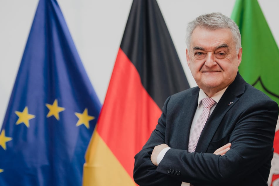 Verschwörungs-Theorien bereiten NRW-Minister Reul Sorgen: "So was wie neue Staatsfeinde"
