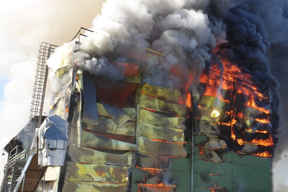 Feuerwehr machtlos: Mehr als 86.000 Hühner sterben in brennendem Stall