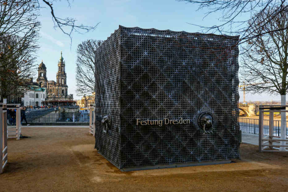 Hier geht's hinab in die Kasematten: Der neue Eingangs-Fahrstuhl der Festung. Die Metallhülle soll einem Kettenhemd ähneln.