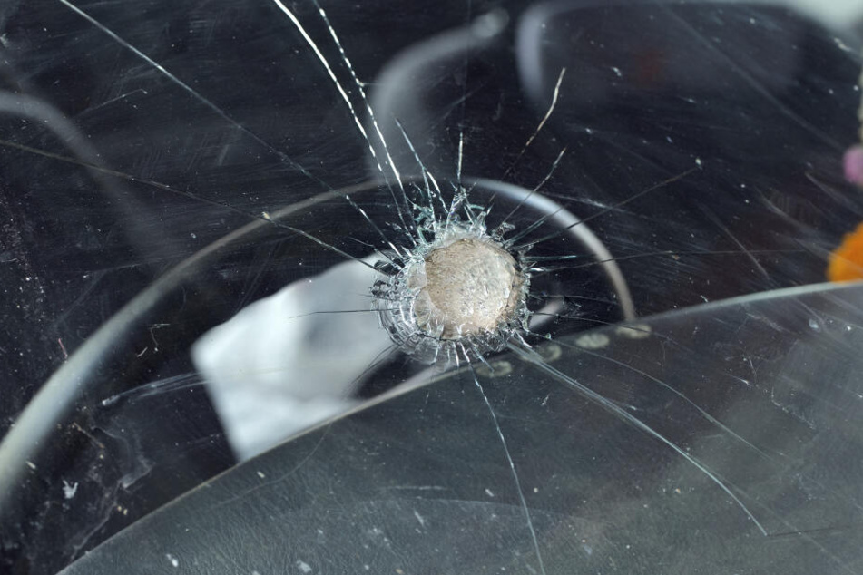 Unbekannte haben Autos beschossen und dabei einen hohen Schaden angerichtet. (Symbolbild)