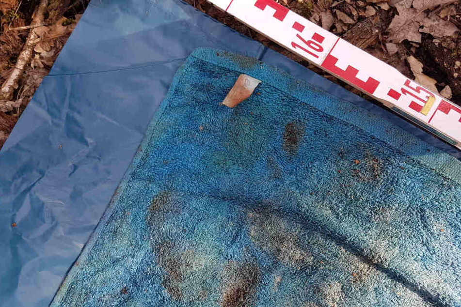 Das Foto zeigt das blaue Handtuch, in das das Baby gewickelt war.