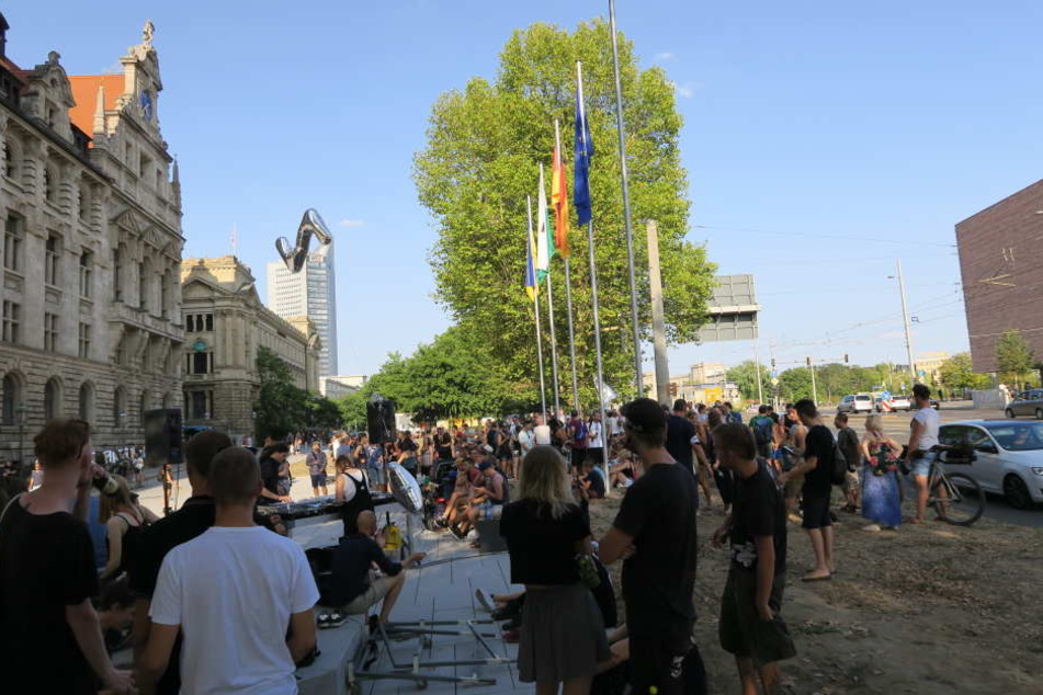 Etwa 600 Partygänger hatten sich am Dienstag vor dem Neuen Rathaus versammelt, um gegen die Sperrstunde zu demonstrieren und ihre Solidarität mit den Leipziger Clubs kundzutun.