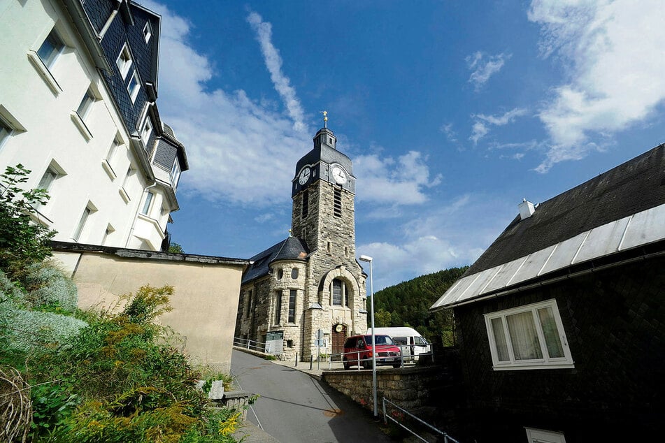 Die Stadtkirche mit der Bruchsteinfassade thront über das am Rennsteig gelegene Lauscha.