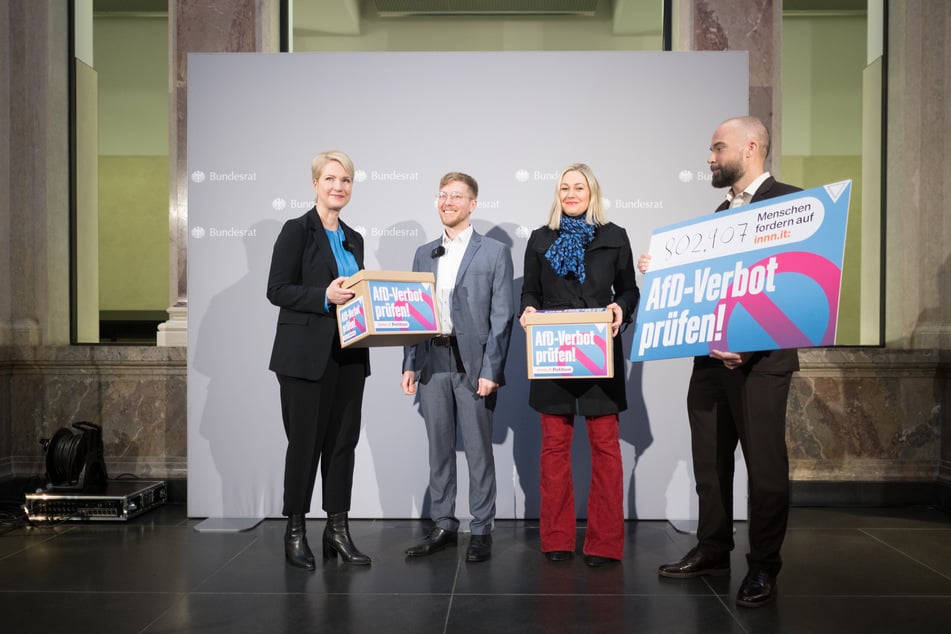In der Vergangenheit machte sich Ruth Moschner bereits gegen die AfD stark. Im Jahr 2024 etwa als eine Überbringerin der Petition "AfD-Verbot prüfen!" an die damalige Bundesratspräsidentin Manuela Schwesig (52, SPD, l.).