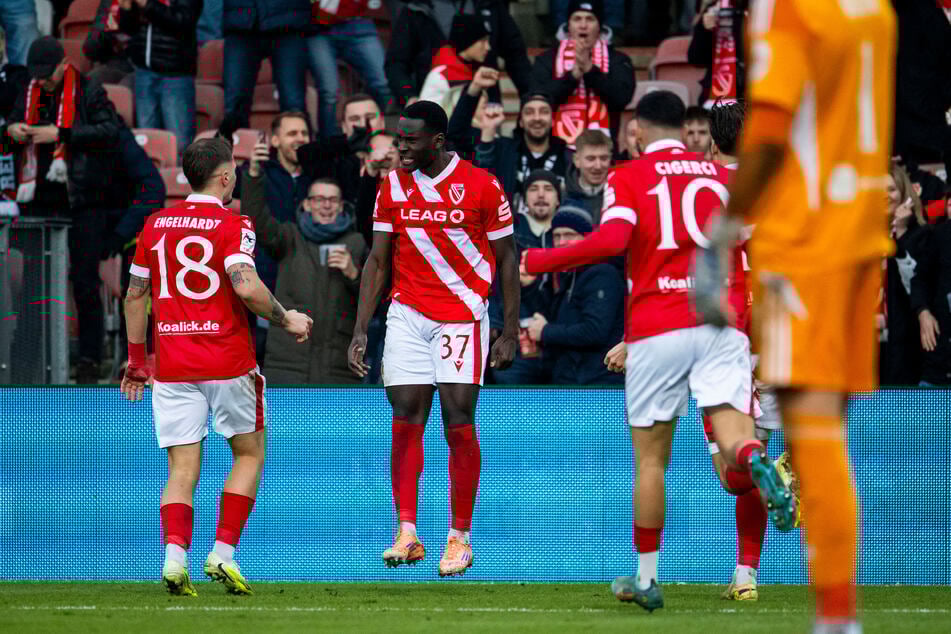 An der Nummer 18 (Erik Engelhardt) und der Nummer 10 (Tolcay Cigerci) gibt es unter den Fans diese Saison kein Vorbeikommen.