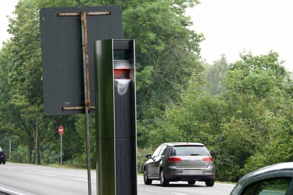 Am Sonntag wurde der Blitzer an der Dresdner Straße besprüht.