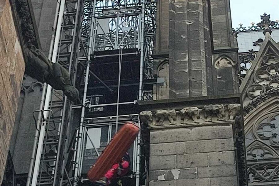 Die Frau hatte einen Zusammenbruch auf dem Kölner Dom erlitten.