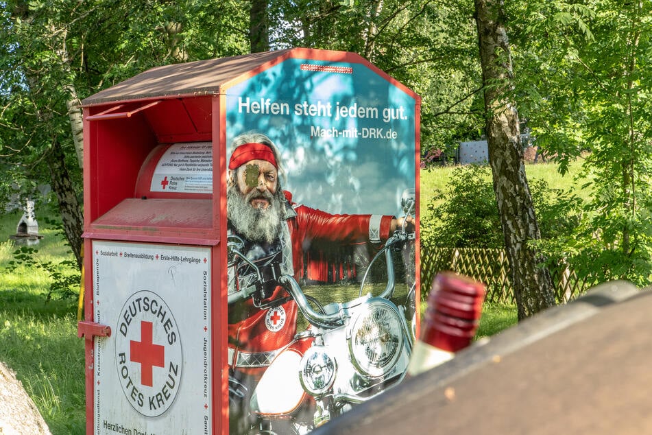 Ein Passant bemerkte am Montagnachmittag, wie aus einem Kleidercontainer in Lugau mutmaßliche Babygeräusche drangen.
