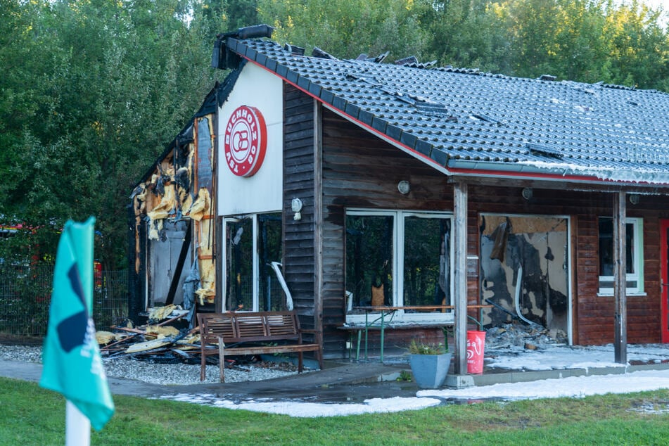Das Vereinsheim wurde bei dem Feuer stark beschädigt.