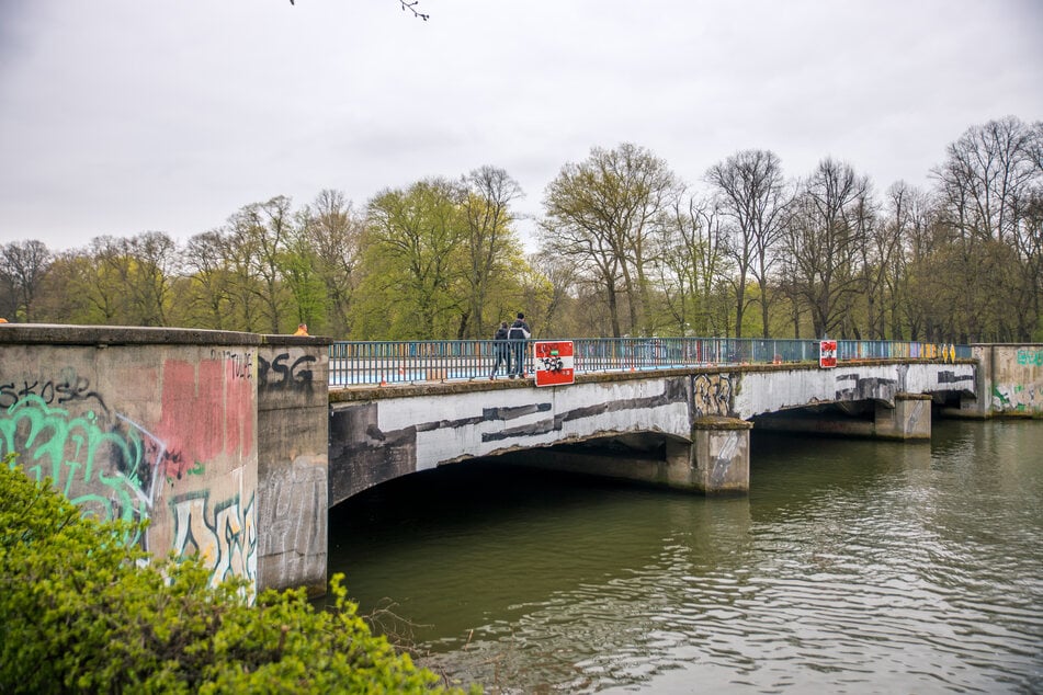 Die Sachsenbrücke ist ein beliebter Treffpunkt in Leipzig.