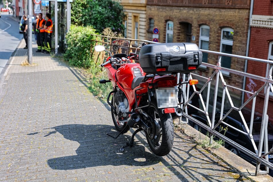 Auf diesem Motorrad waren der 55-jährige Unfallfahrer und sein 8-jähriger Sohn unterwegs. Beide kamen mit Verletzungen ins Krankenhaus.