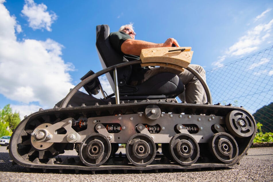 Martin Ebner sitzt auf seinem selbst entworfenen und gebauten Offroad-Rollstuhl "Scuttler".